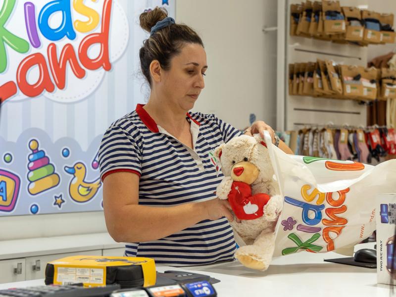 Prodavac u maloprodajnom objektu Kidsland u Radanovićima