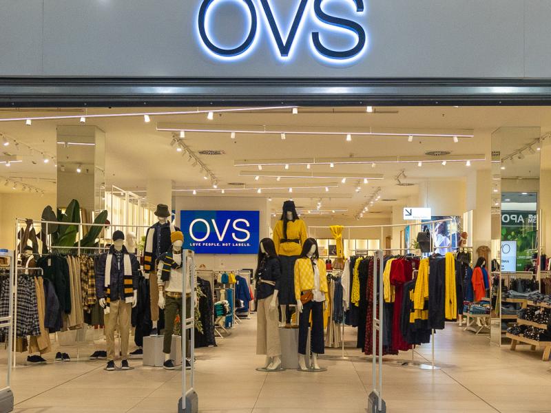 Prodavac u maloprodajnom objektu OVS u TC Big Fashion